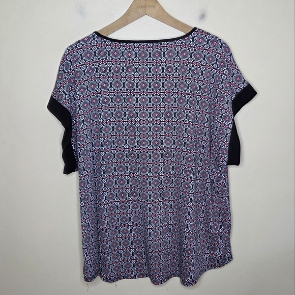 Roz & Ali | V-Neck Medallion Short Sleeve Top with Gold Zipper Detail Size 2X - Picture 5 of 5